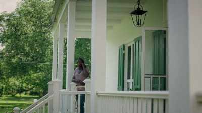 Actually, something's up.
Sheriff's at my auntie's house. - Queen Sugar
