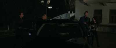 Adentro, linda. Ahí la tiene, jefe. - Contract to Kill