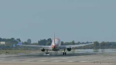 (aeroplane engine roaring) - Bruno v Tyson