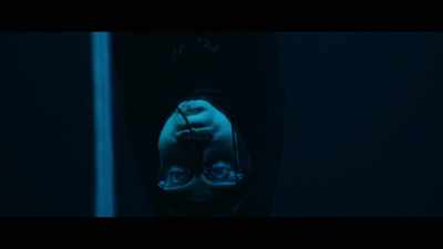 After 30 meters,
the pressure pushes me down. - The Deepest Breath