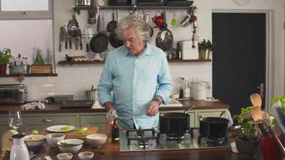 After one minute,
I'm going to add the mange-tout, - James May: Oh Cook!