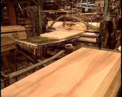 AFTER THE GLUE MACHINE
COATS THE CORE, - How It's Made