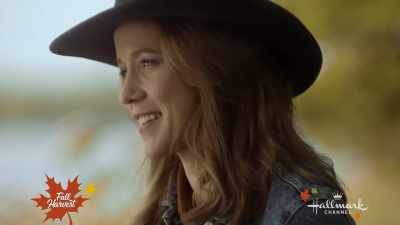 - After you.
- [CROWD APPLAUDING AND CHEERING] - Country at Heart