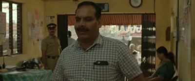 Age? - 52.
- Tell me your age! - Thondimuthalum Driksakshiyum