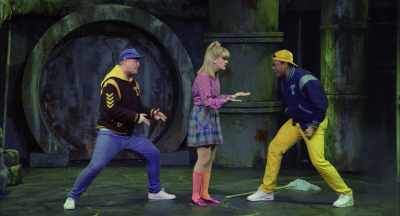 (aggressive music)
♪ Get the, get the chick ♪ - The Toxic Avenger: The Musical
