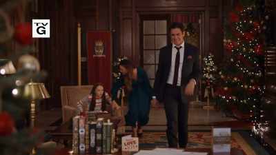 Ah!
Can't sleep, eh? - A Christmas Carousel