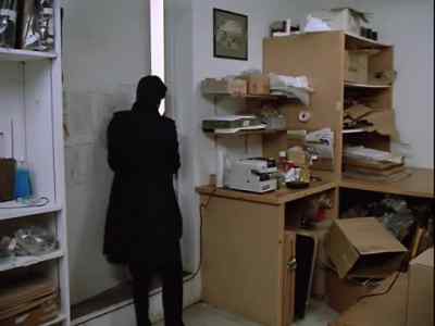 - Ah, damn! It's blocked. Let's go around the back.
- Right. - Remington Steele