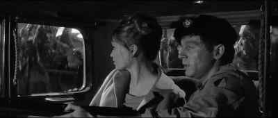 - Ah, get stuffed!
- Don't seem to like us very much. - Guns at Batasi