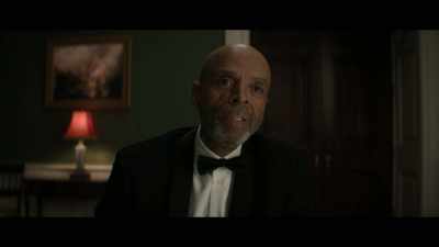 Ah, mierda. Habla… habla en serio. - The Residence