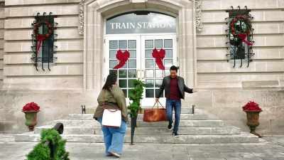 Ah, my own personal valet. - Steppin' into the Holiday