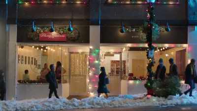 - Ah! Perfect timing.
- Fancy meeting you here. - Christmas Waltz