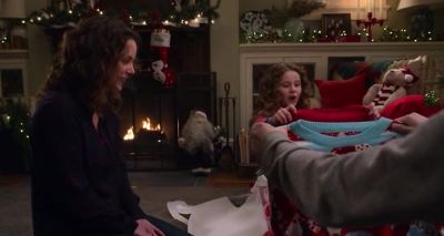 Ah! It hurts my eyes. Aunt Peggy sure outdid herself this year. What are those two? - The Christmas Chronicles