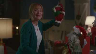 Ah, well, we could always
give 'em ice cream. - Christmas a la Mode