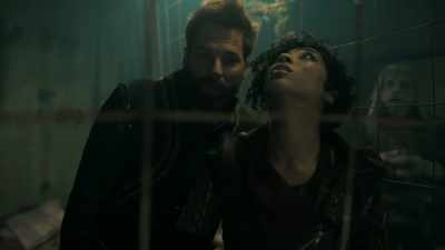 -Ah... What's your cell?
-Uh... - Vagrant Queen
