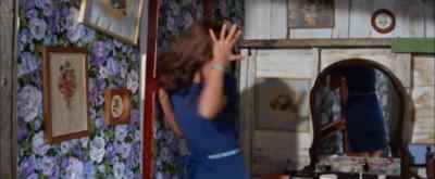 - Aha! Mary!
- Aah! - Stay Away, Joe