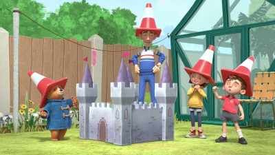 Ahem! Please rise
for Her Majesty, Queen Gnomella! - The Adventures of Paddington