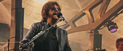 ♪ Ahh-ah ahh-ah ahh-ah ahh ♪ - Jeff Lynne's ELO: Wembley or Bust