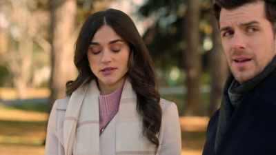 - Aici?
- Da, o să vină cineva la interviu. - Lease on Love