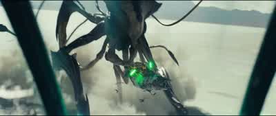 Aim for her gun, Charlie. - Independence Day: Resurgence