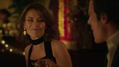 - [Ainsley] Liz and Ben had
absolutely nothing in common, - Five Bedrooms