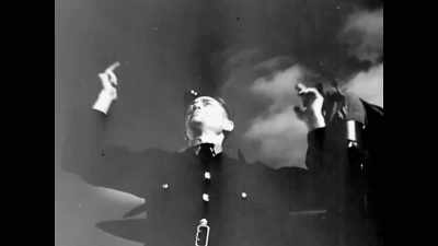 (airplane engine rumbling)
(tense music) - The Buildings That Fought Hitler