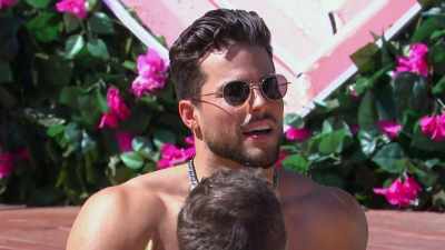 >> AISSATA, LET'S GO TO THE
BEACH. - Love Island