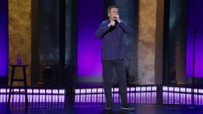 Ajunge la microfon:
"Doamnelor şi domnilor, - Brian Regan: Nunchucks and Flamethrowers