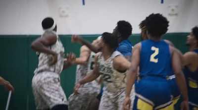 Akinsanya
around Muhammad on the right side. - Last Chance U: Basketball
