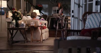 [Al Green's "How Can You Mend
a Broken Heart - Grace and Frankie