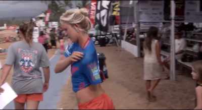 Alana Blanchard
in yellow, - Bethany Hamilton: Unstoppable