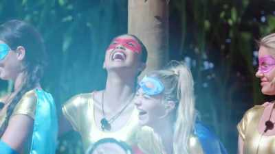 >> ALANA, HONEY, YOU ARE WORKING
IT. - Love Island
