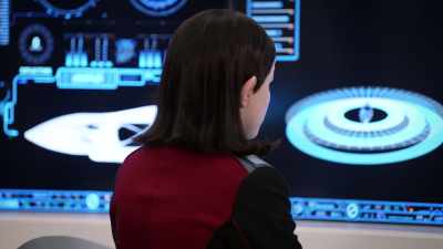 ALARA: Sir, the alien ship
is hailing us. - The Orville
