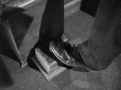 [alarm bell ringing] - I Shot Jesse James