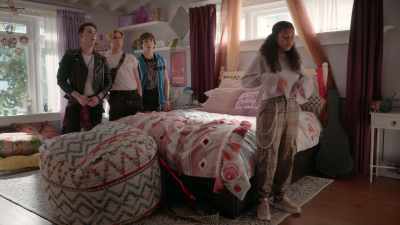 [Alex exhales sharply] - Julie and the Phantoms