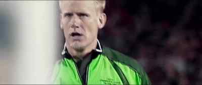 [Alex] Just hold it. - Sir Alex Ferguson: Never Give In
