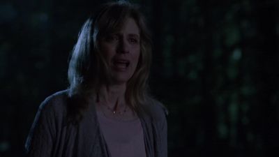 Alex, she's doing it.
She's pulling the sunlight. - Supergirl