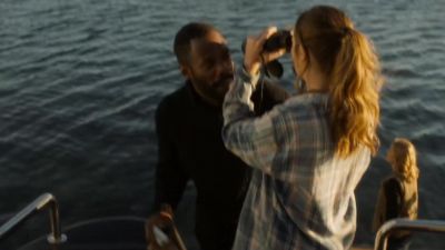 Alicia:
He's right there. - Fear the Walking Dead