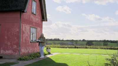 ALISON SINGS TO HERSELF - Extraordinary Escapes with Sandi Toksvig