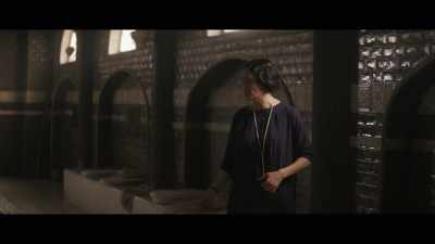 ♪ All around the water tank
Waiting for a train ♪ - Young Woman and the Sea