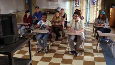 ALL: (CHANTING)
Donna Martin graduates! - Schooled