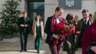 (all chattering)
(gentle music) - Christmas in Notting Hill