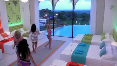 (ALL CHATTERING) - Love Island