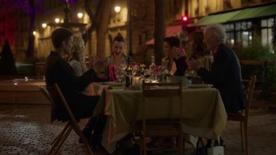 [all cheering] - Emily in Paris