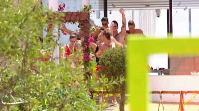 (ALL CHEERING) - Love Island