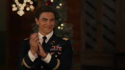 (all continue applauding)
(people chattering continues) - Private Princess Christmas