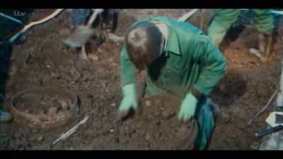 'All day, detectives
and forensic science experts - Des