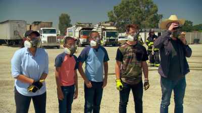 All: DISPOSE OF YOUR
BATTERIES RESPONSIBLY. - Mythbusters Jr.