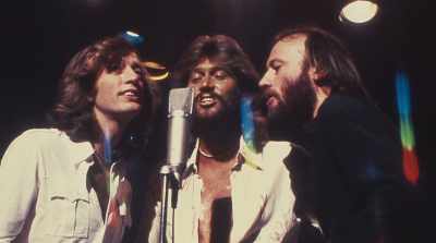 All: ♪ How a love so right ♪ - The Bee Gees: How Can You Mend a Broken Heart