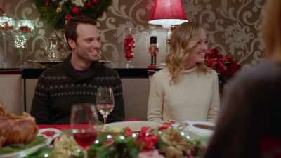 [all laugh]
[distant singing] - Mistletoe & Menorahs