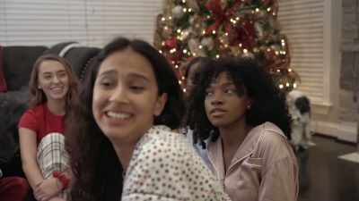 - [all laughing]
- [door bell ringing] - A Family Matters Christmas